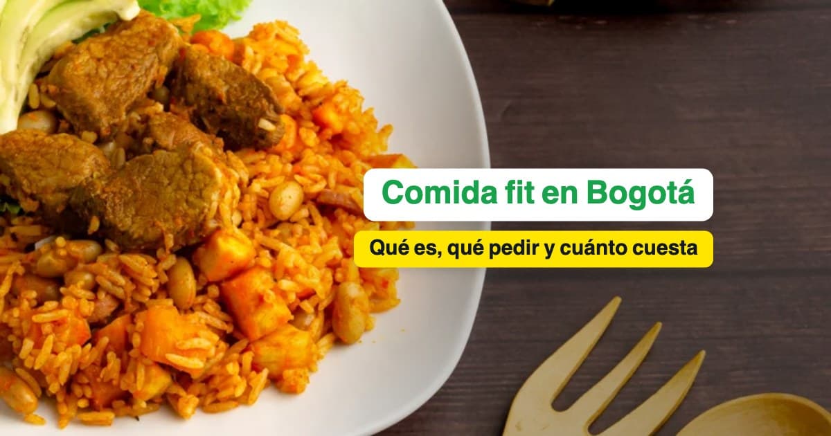 Arroz con trozos de carne, frijol y aguacate en plato blanco sobre mesa de madera, de Manzana Verde Colombia