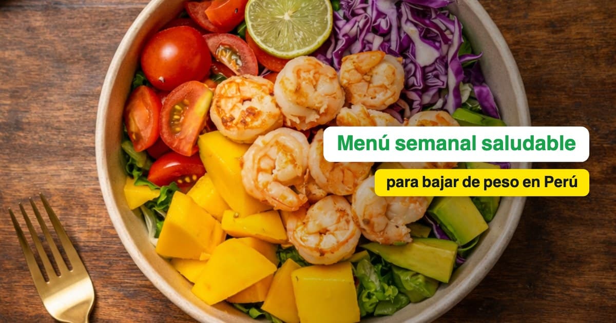 Ensalada de Manzana Verde con langostinos, mango, palta, tomate cherry y col morada servida en un bowl