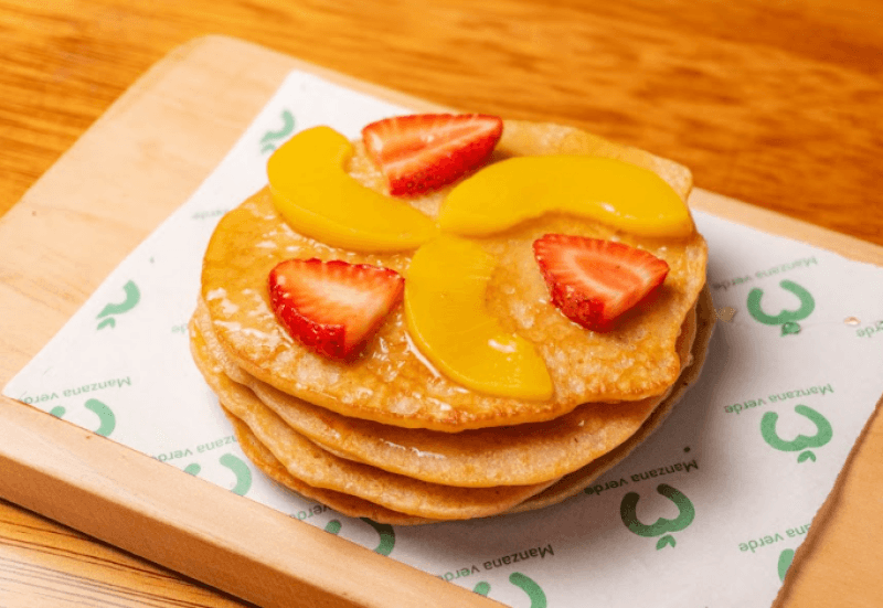 Pancakes de avena con fresas y duraznos