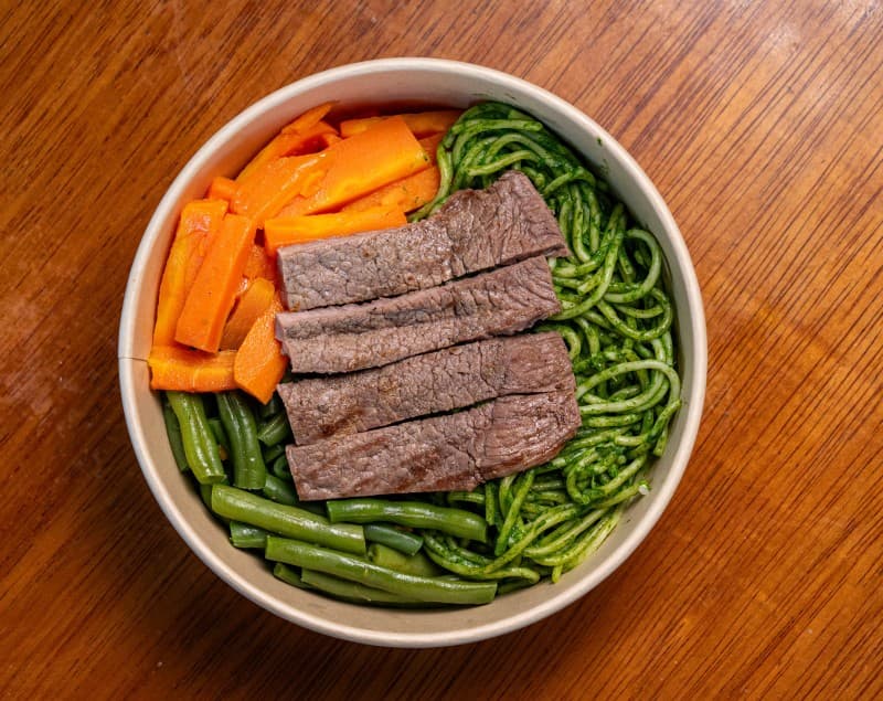 Tallarines al pesto con bistec.