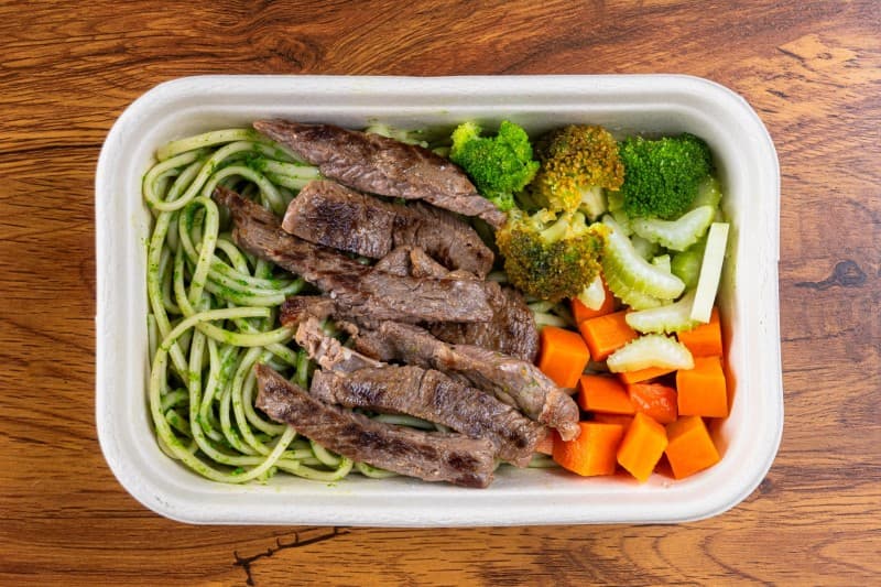 Espaguetis al pesto con bistec