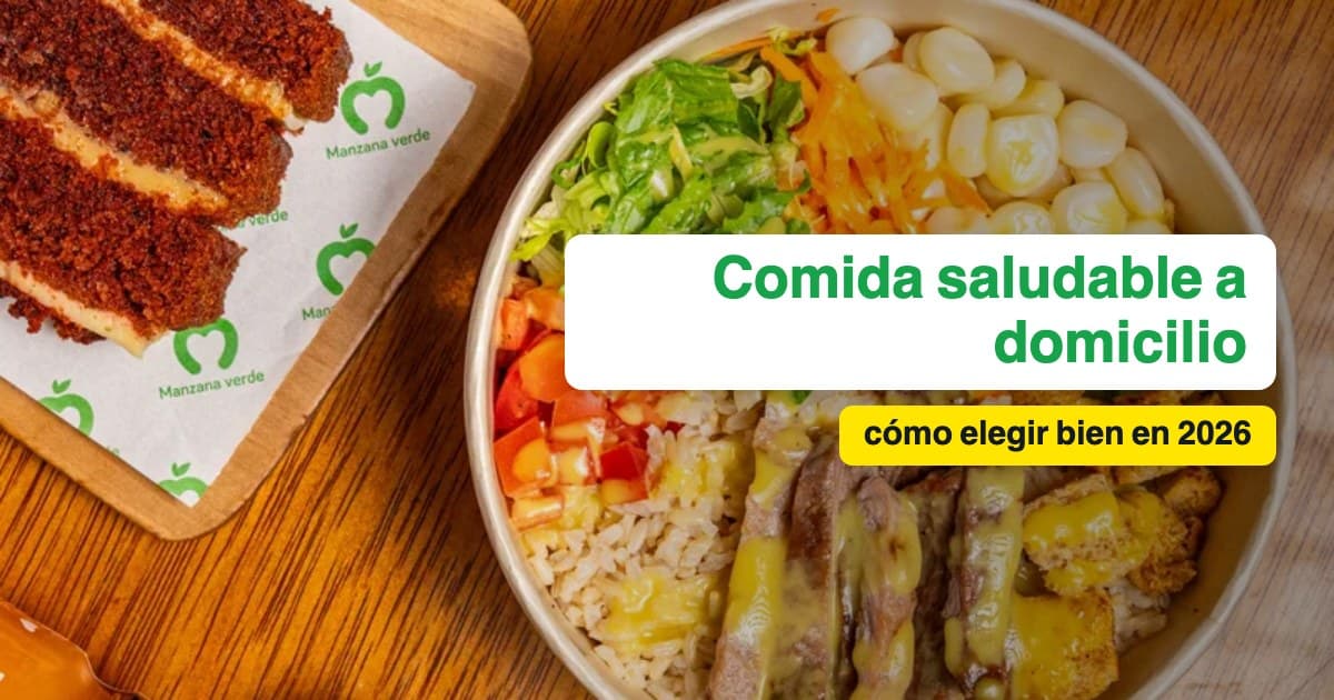 Bowl de comida saludable a domicilio de Manzana Verde con arroz, carne, choclo y ensalada sobre una mesa de madera