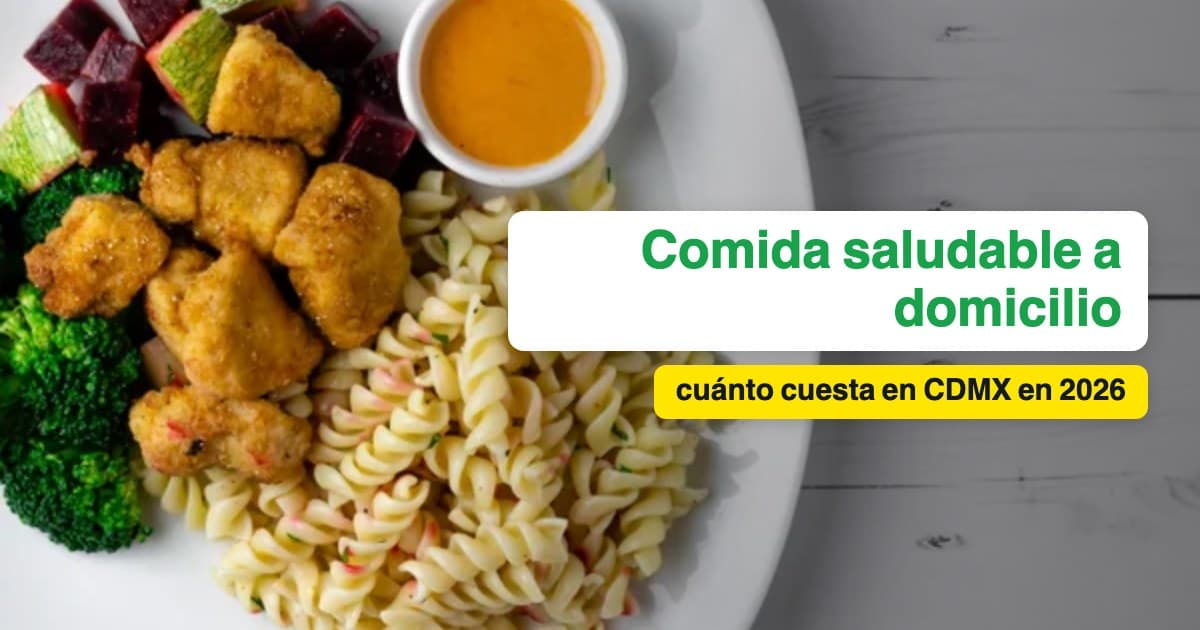 Plato del Menú Diario de Manzana Verde con pasta, pollo empanizado, brócoli y betabel sobre una mesa de madera