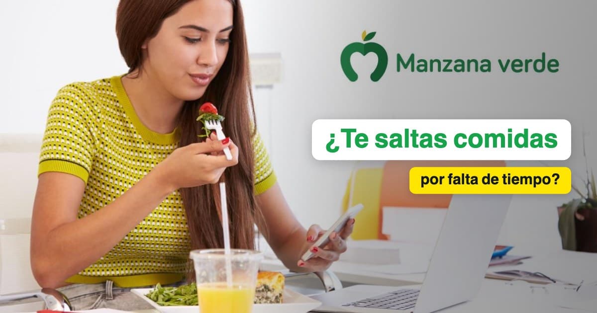 Mujer comiendo un almuerzo saludable en su escritorio de oficina