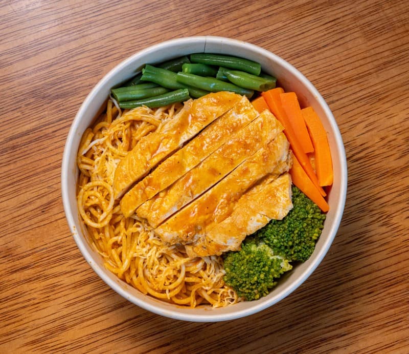 Tallarines rojos con pollo .