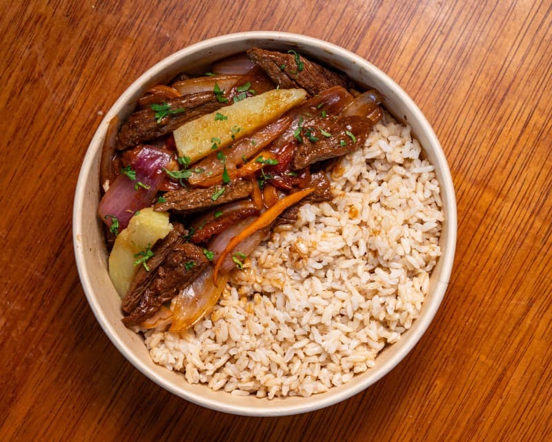 Lomo saltado.