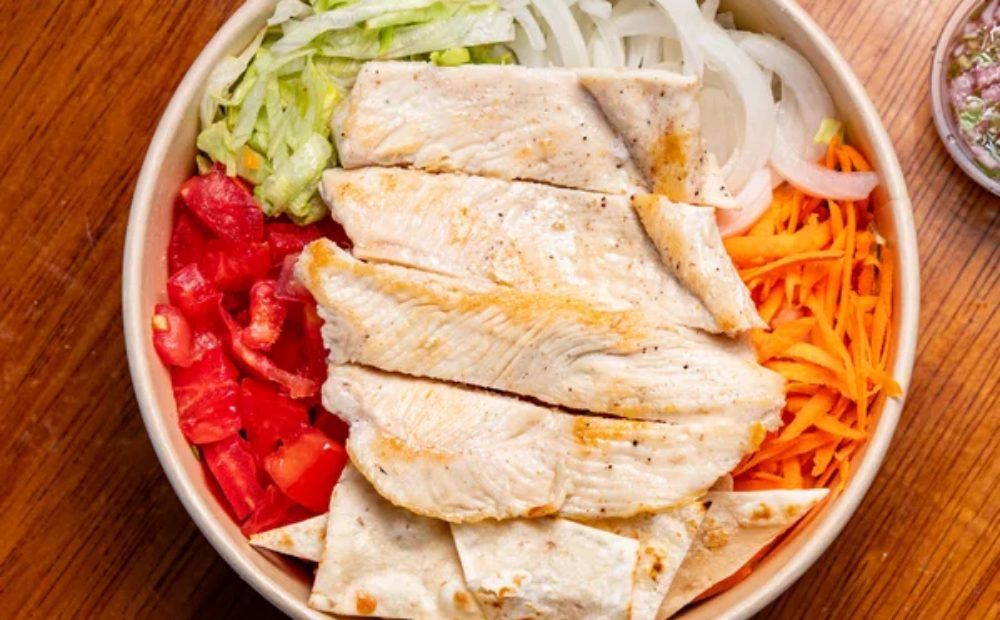 Bowl de pollo a la plancha con jitomate, zanahoria y lechuga