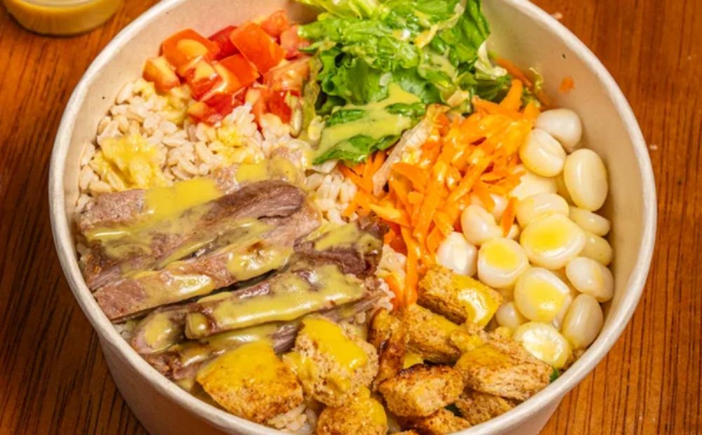 Bowl del menú diario de Manzana Verde con arroz integral, carne, choclo, zanahoria rallada, lechuga y tomate